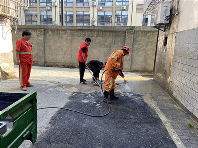 育才東苑社區:迎國慶、老舊小區清洗路面換新顏暖人心