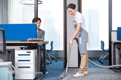 專(zhuān)業(yè)有序 老板指揮保潔人員進(jìn)行地毯深度清潔全記錄